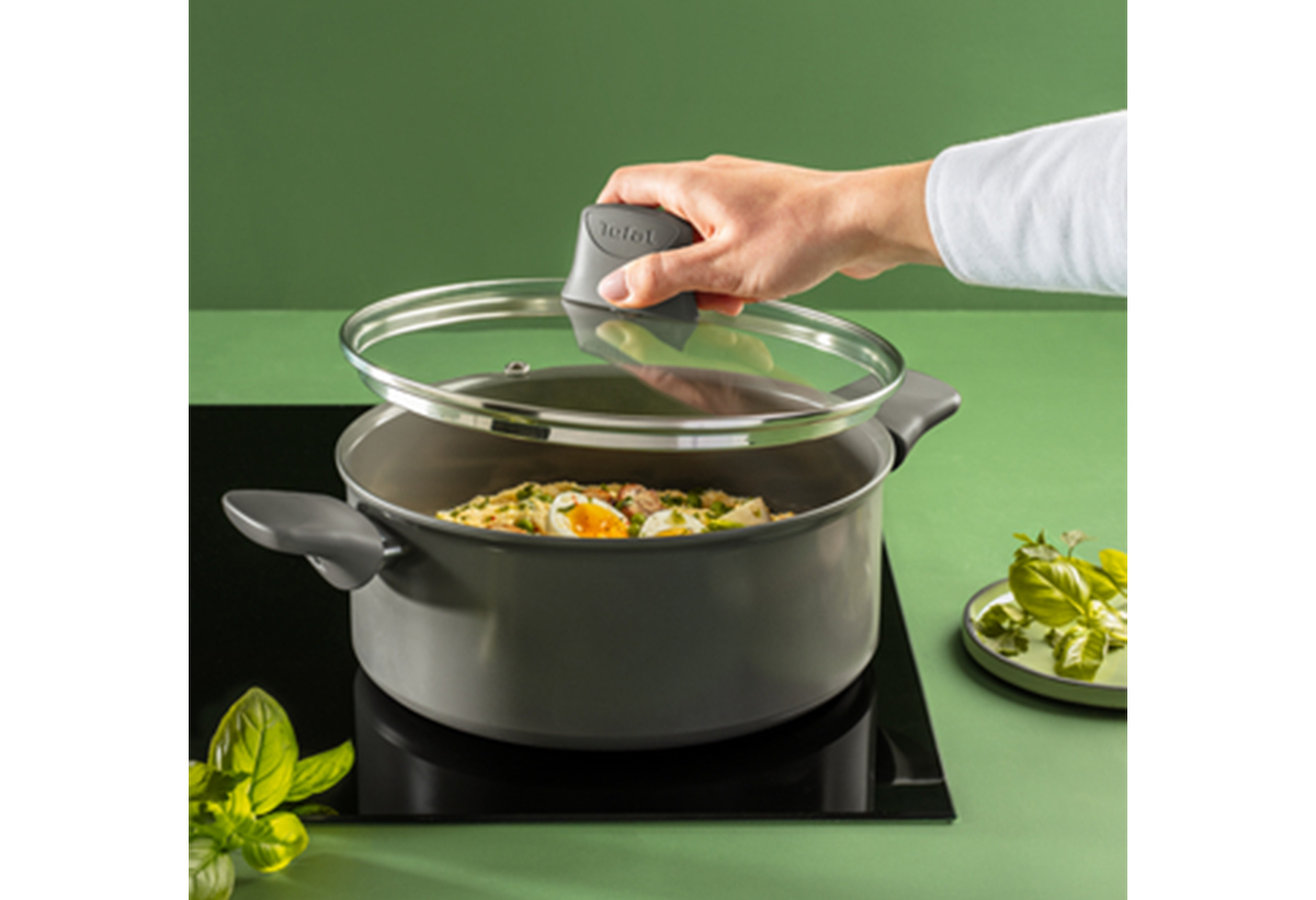 Απεικονίζεται η κατσαρόλα, ενώ ένα χέρι τοποθετεί ένα γυάλινο καπάκι